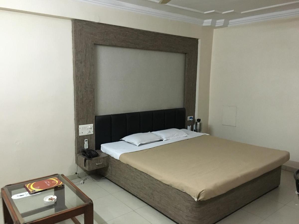 Hotel Grand Arjun Райпур Экстерьер фото