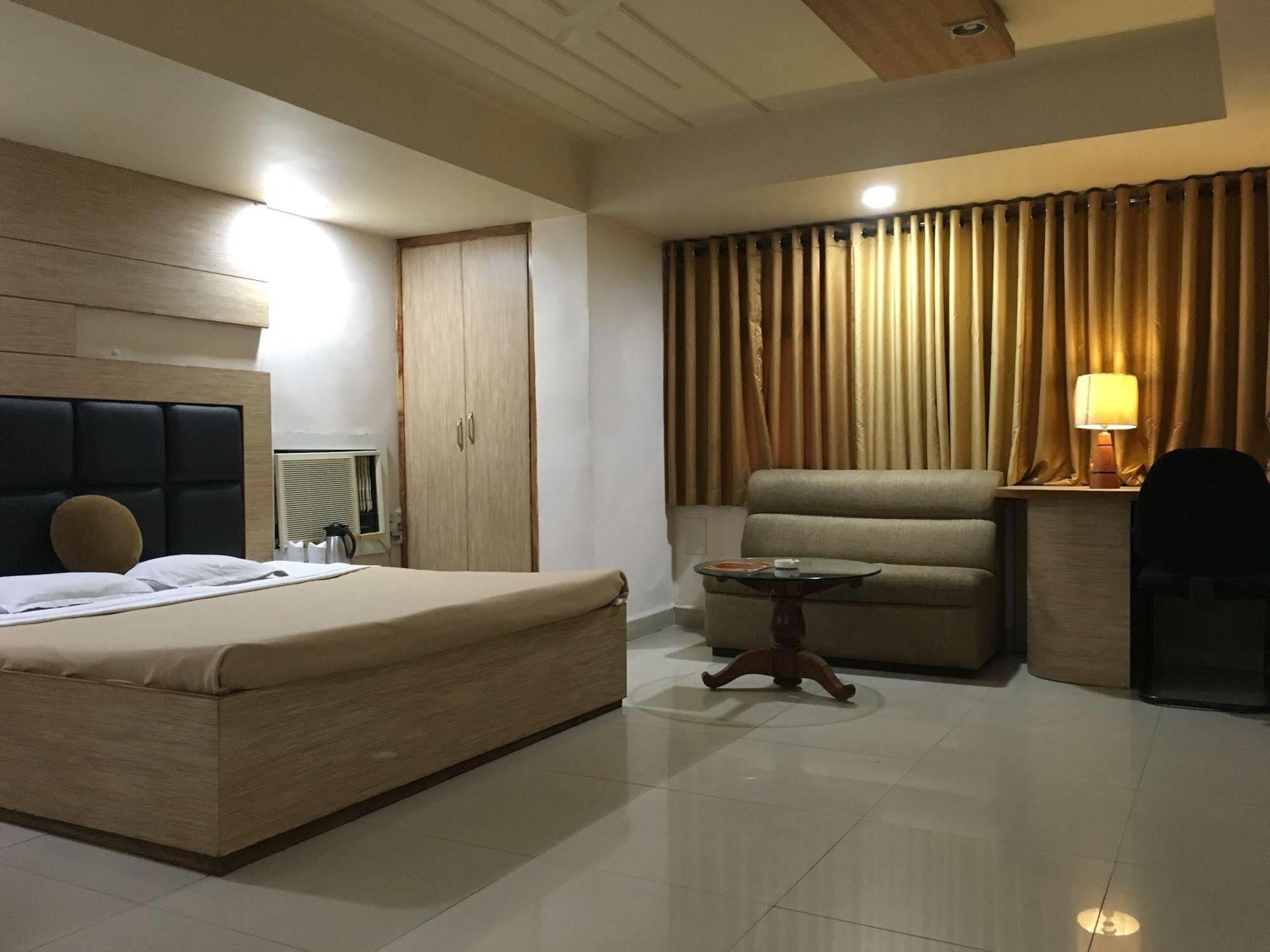 Hotel Grand Arjun Райпур Экстерьер фото